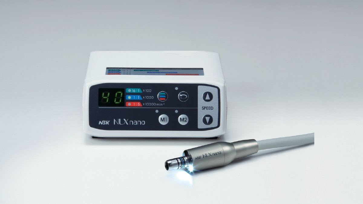 Console do NLX nano com o micromotor e o LED aceso, com a peça de mão Ti-Max X95L acoplada